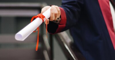 Pourquoi l’attestation de travail de votre employeur est-elle essentielle pour votre carrière ?