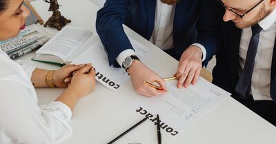 Comprendre les contrats commerciaux : essentiels et pratiques