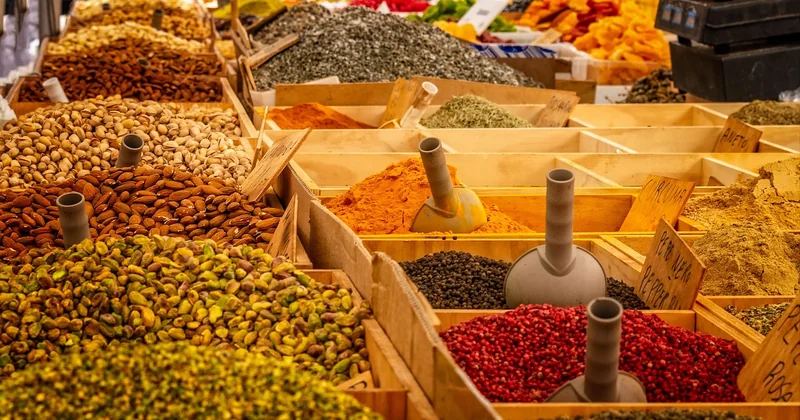 D2C ou marketplace : faut-il vraiment choisir ?